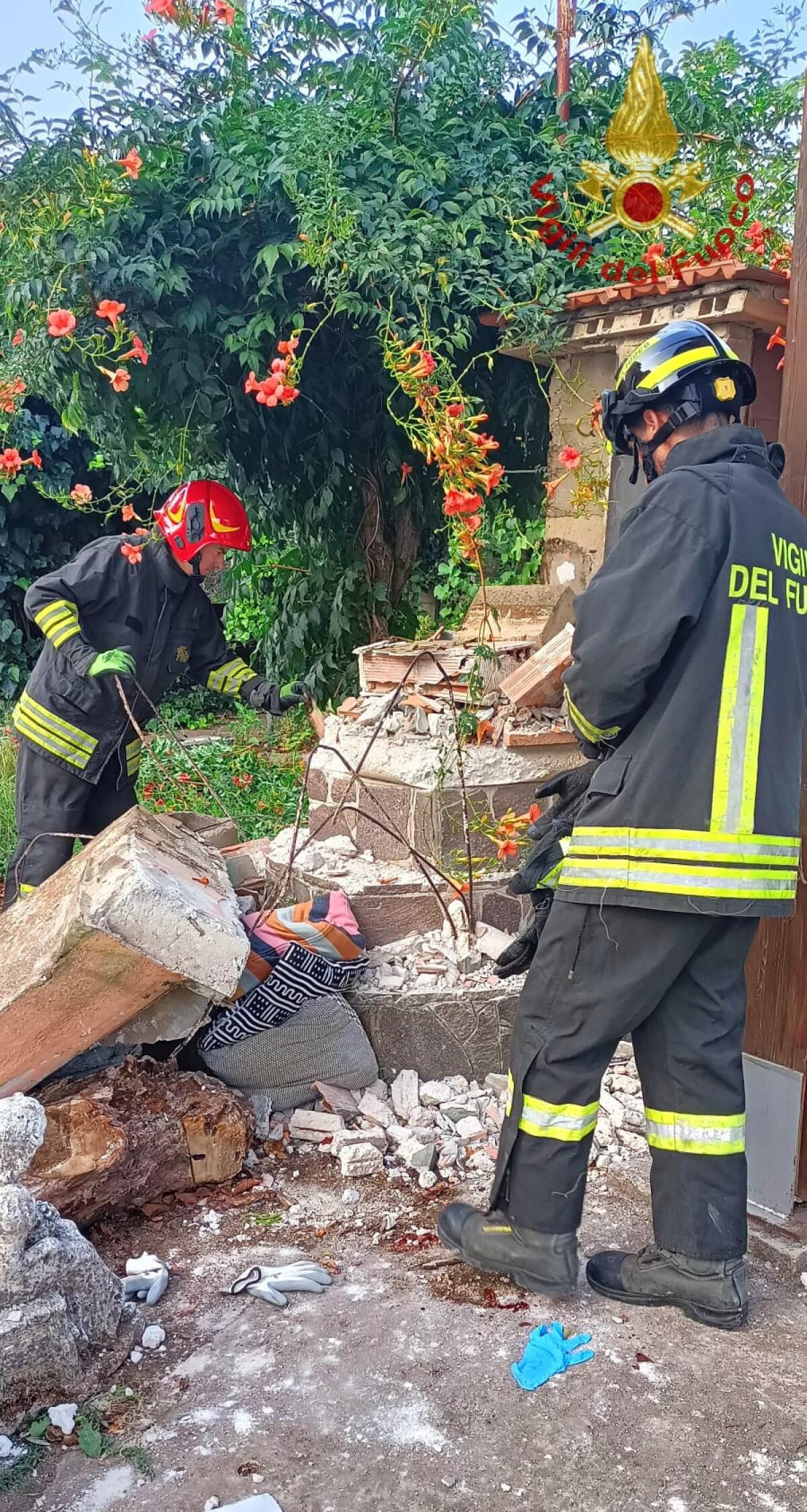 Donna investita dal crollo di una tettoia in cemento che stava demolendo - 