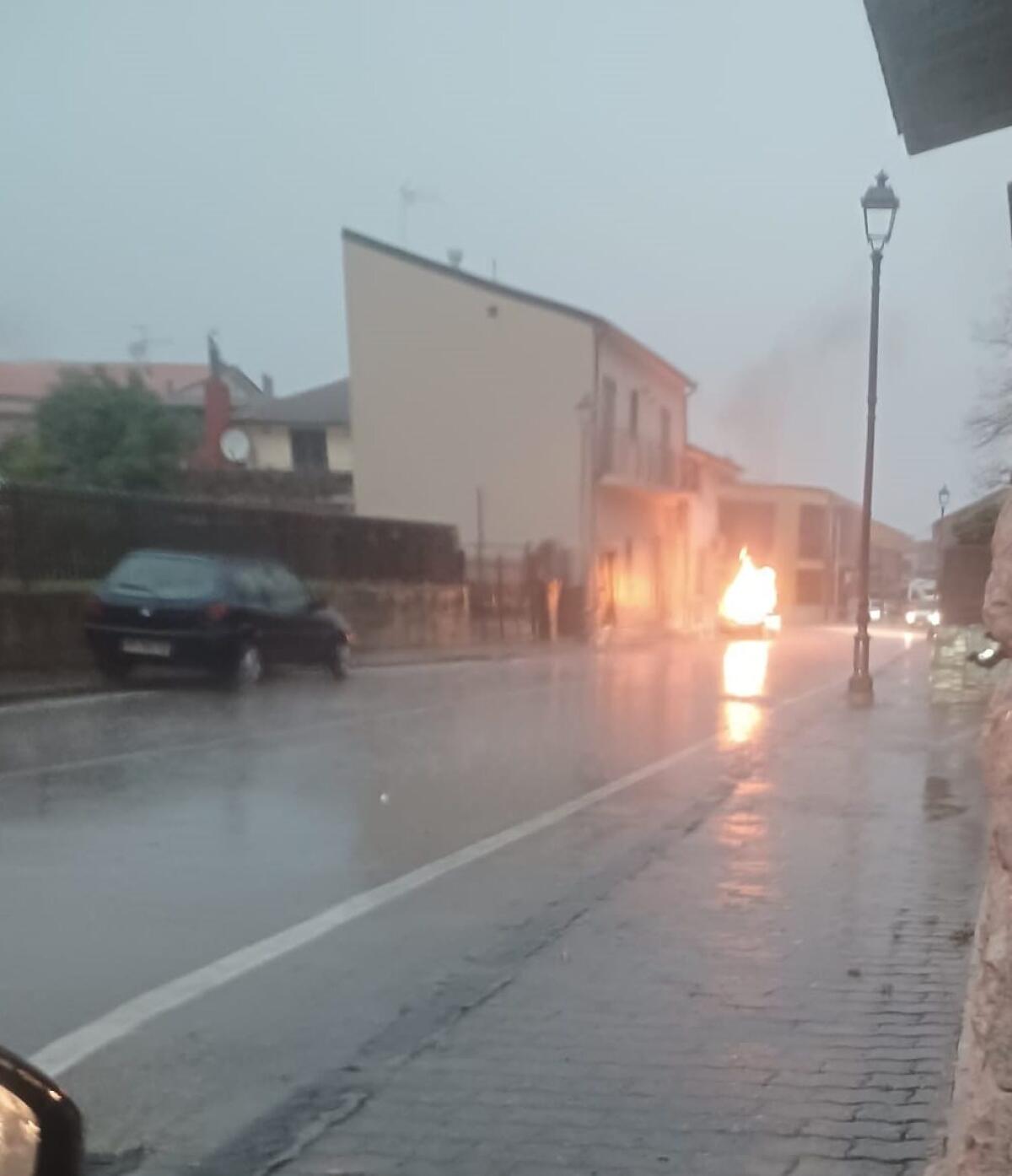 Cervinara. Auto in fiamme in Via Dei Monti - 