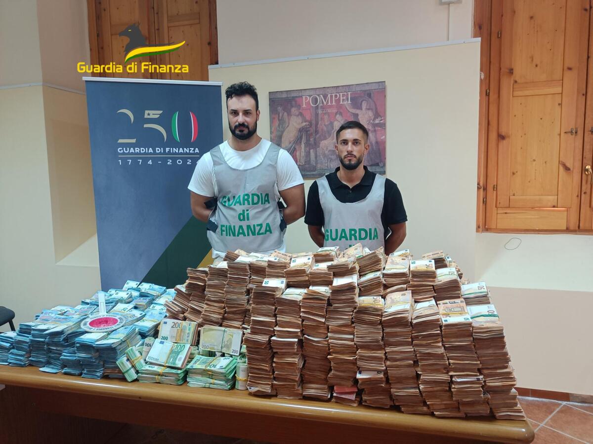 In casa di un medico la Guardia di Finanza trova 8 milioni di euro in contanti - 