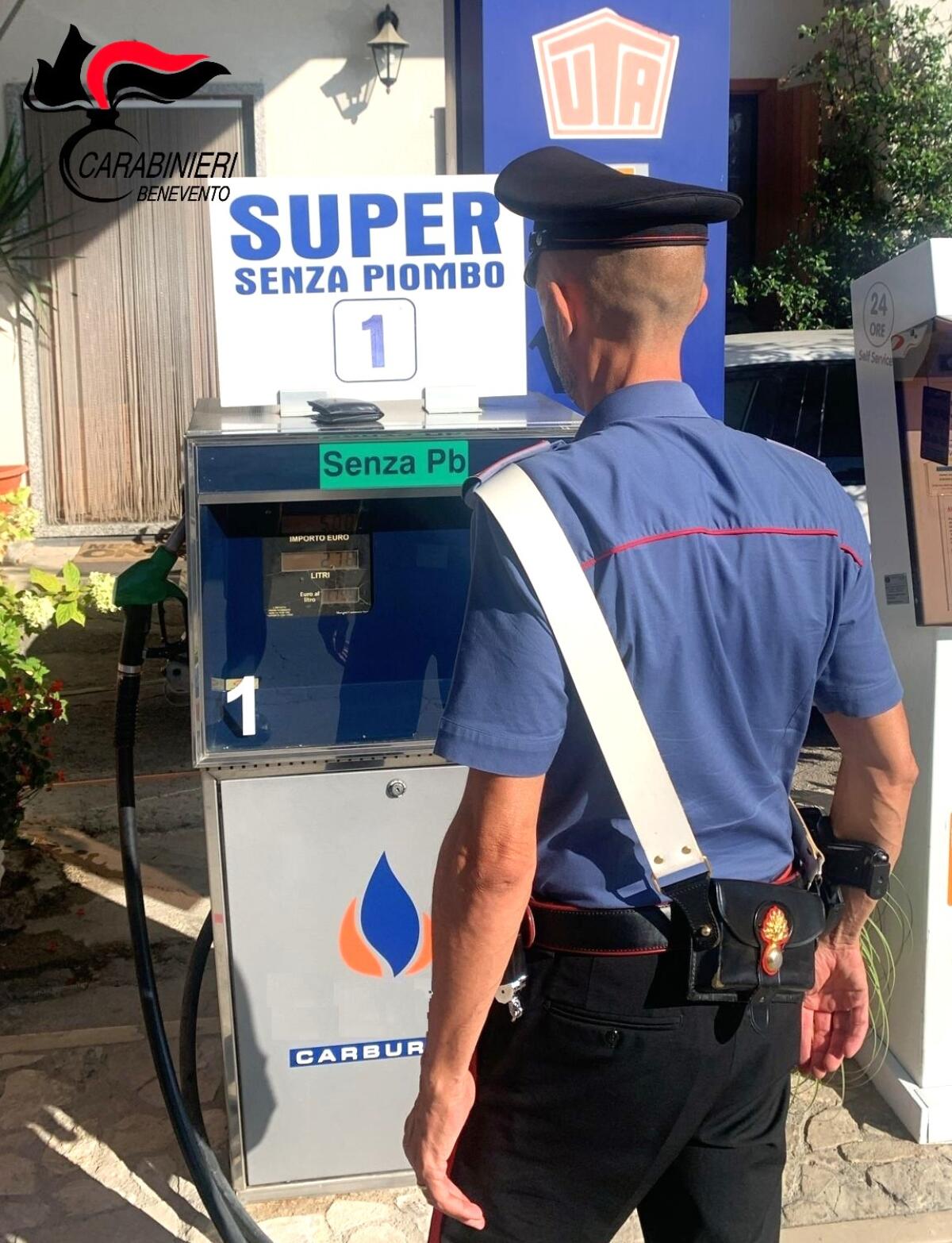 Ruba soldi da un portafogli dimenticato in un distributore di carburanti, denunciato - 