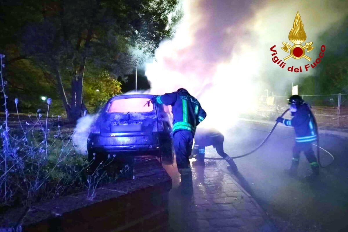Auto in sosta data alle fiamme, indagano i Carabinieri - 