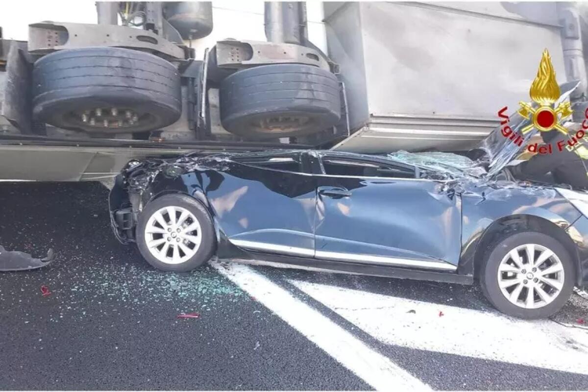  Tir fuori strada si ribalta su auto in transito - 