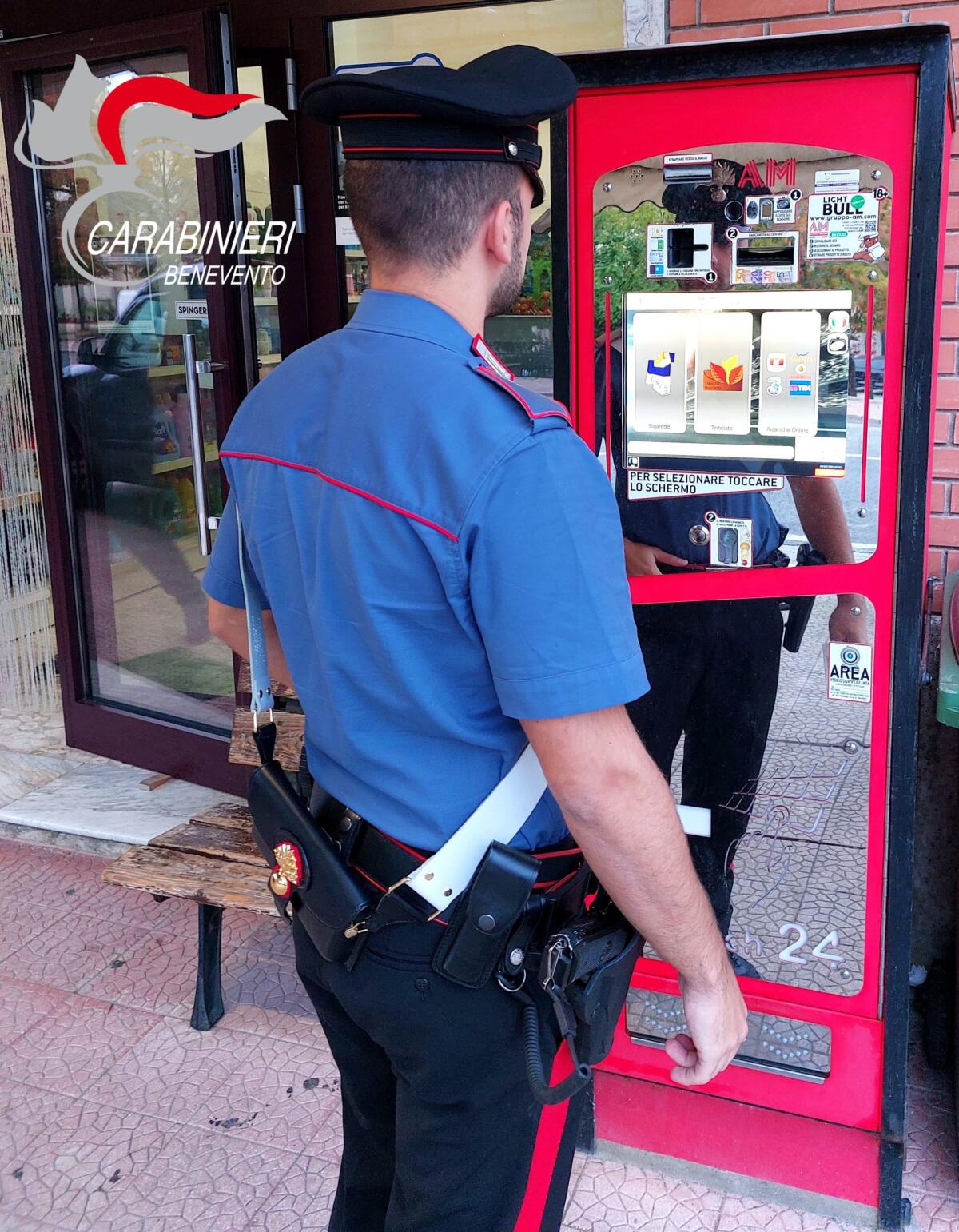 Comprano sigarette con carta di credito smarrita, denunciati tre giovani - 