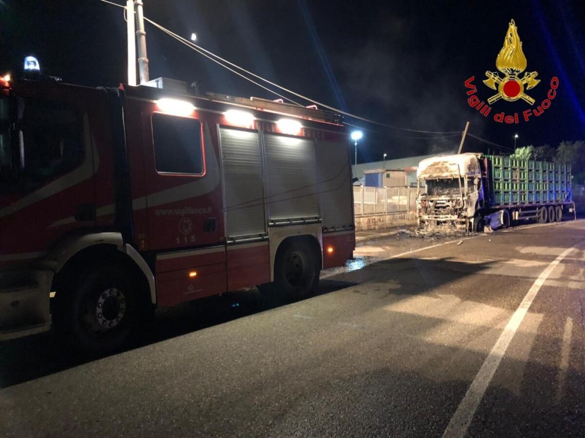 Autotreno in fiamme nell'area del Calaggio - 