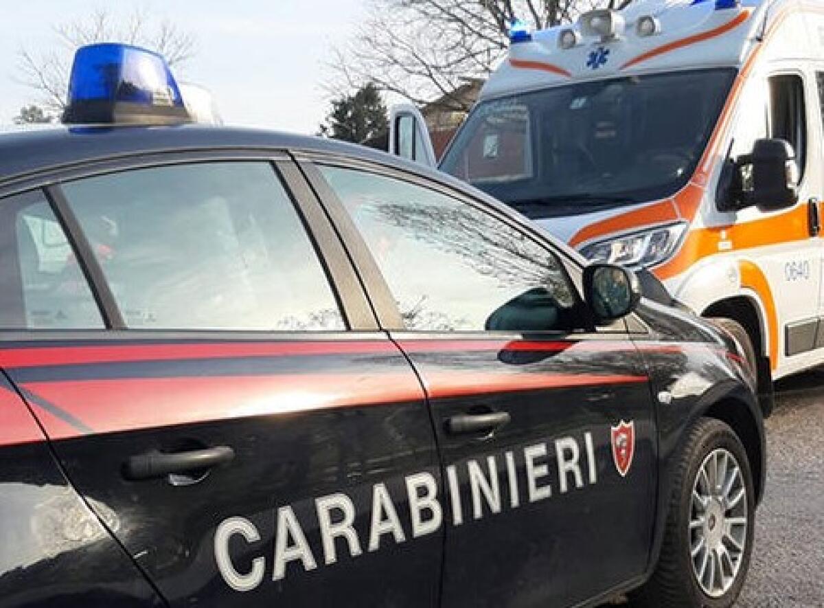 Sbanda e finisce con l'auto contro una cabina elettrica - 