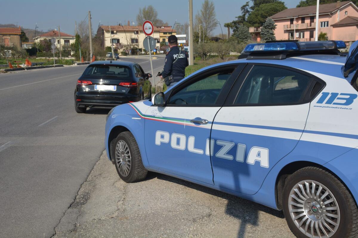 17enne marocchino sottrae smartphone ad un passante, denunciato - 