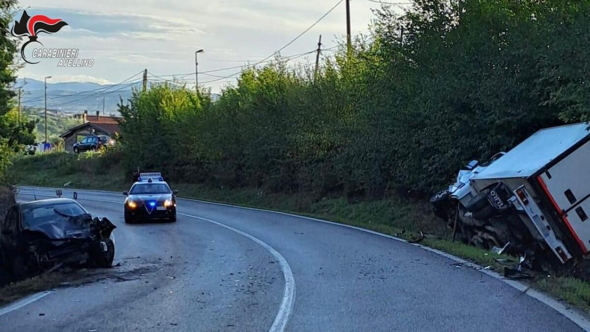 Pietradefusi. Scontro frontale tra una utilitaria e un furgone frigo, un ferito - 