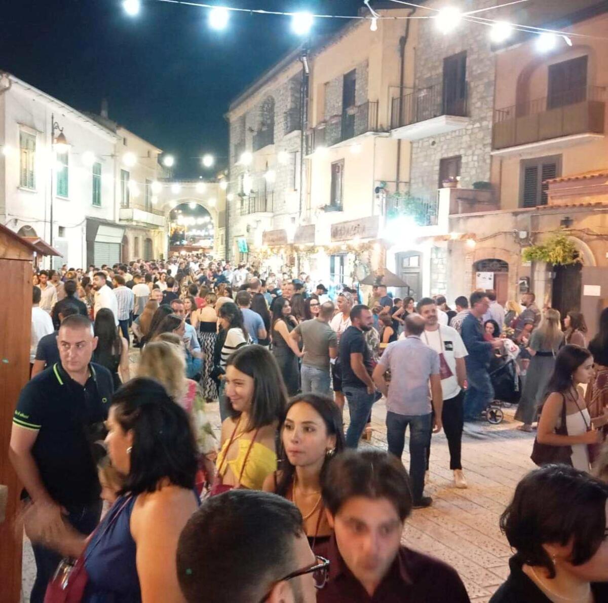 Migliaia di enoturisti nel Borgo ai piedi del Taburno. - 