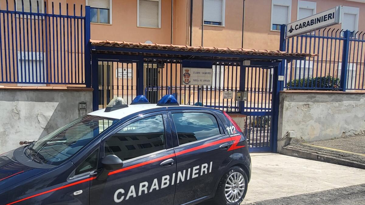 Spara contro l'auto della madre che non gli vuole dare altri soldi, in carcere un 38enne. - 