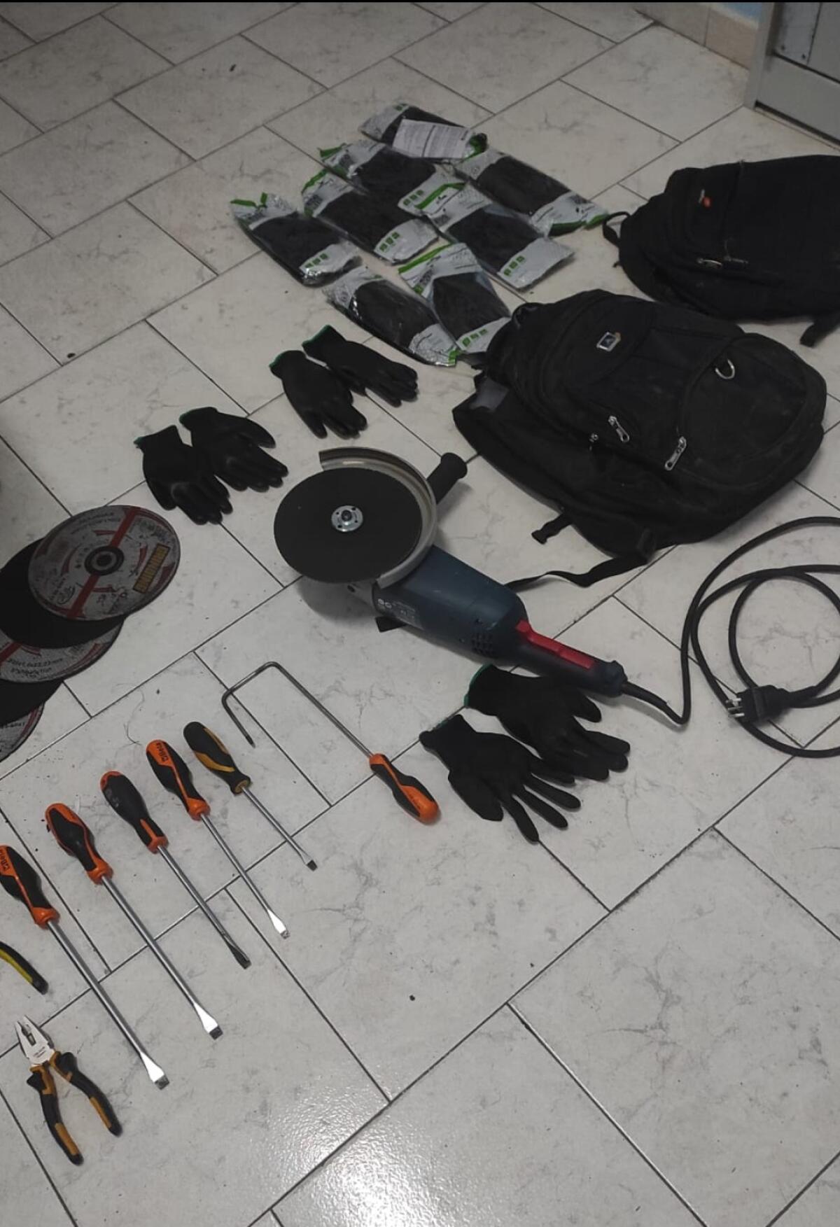 Autovettura con sospetti autori di furti in abitazione intercettata dalla volante a Telese Terme - 