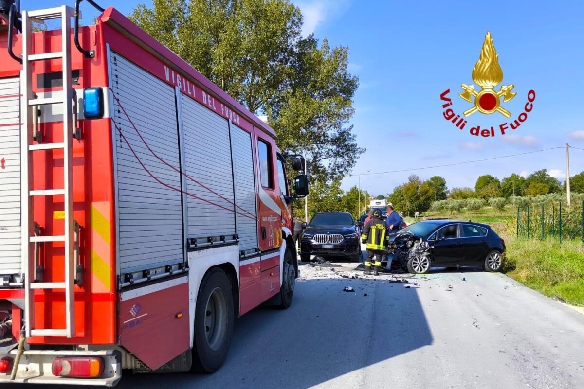 Tre feriti in uno scontro  tra auto a Castel Baronia - 