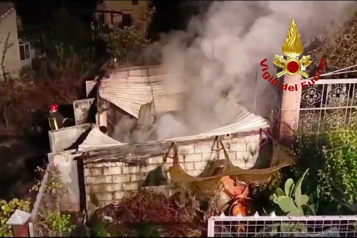 Altavilla Irpina. Deposito agricolo in fiamme. - 