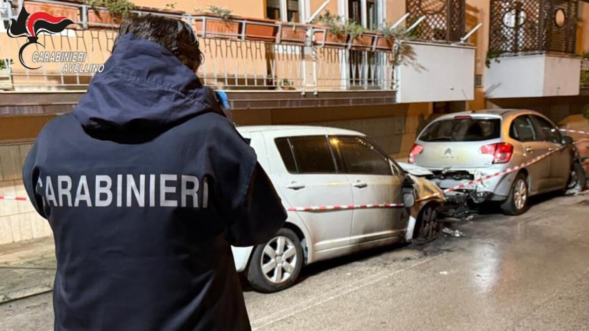 Solofra. Incendio danneggia due autovetture, indagini in corso - 