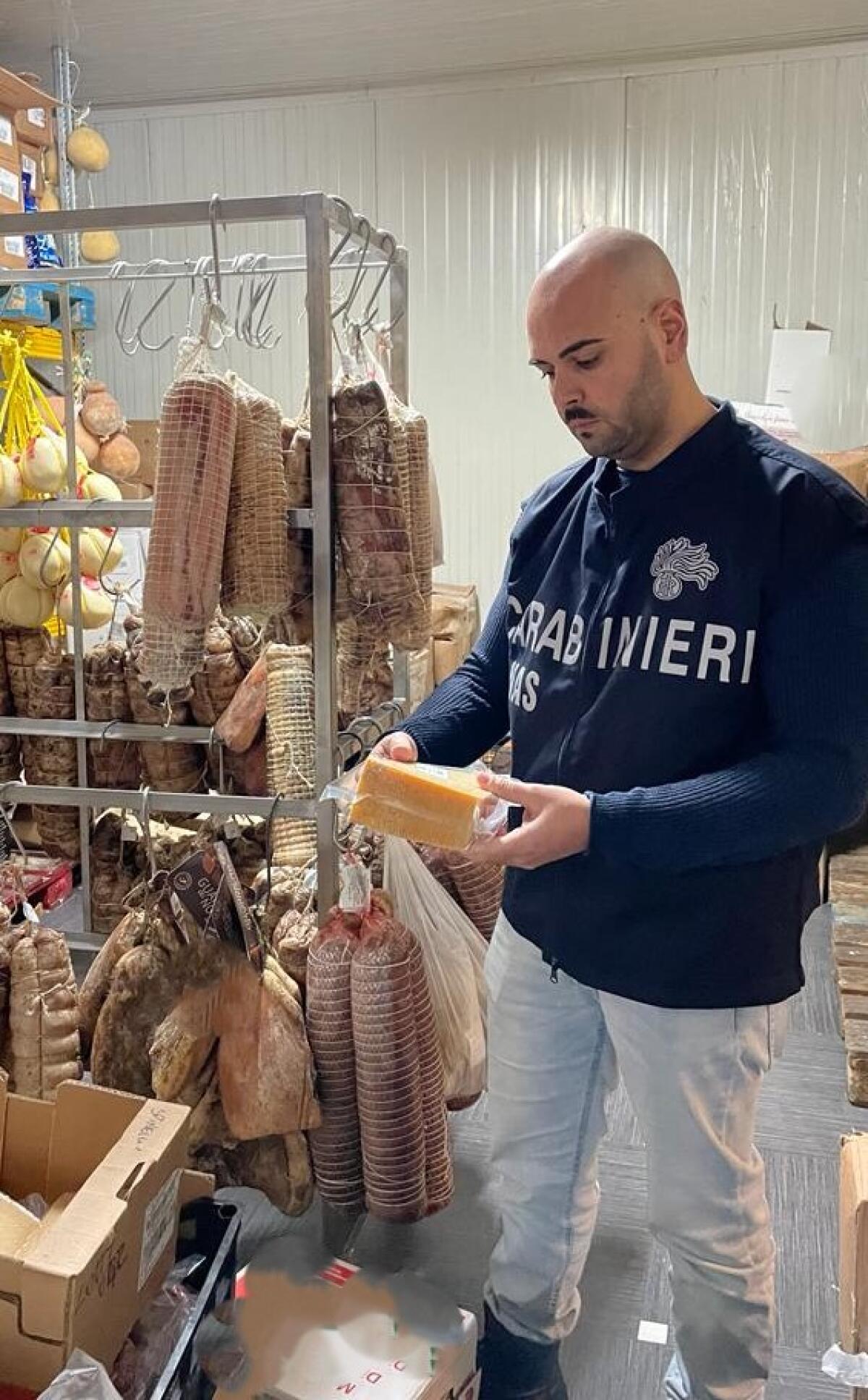 I Carabinieri del N.A.S. hanno sequestrato 10 tonnellate di alimenti. - 