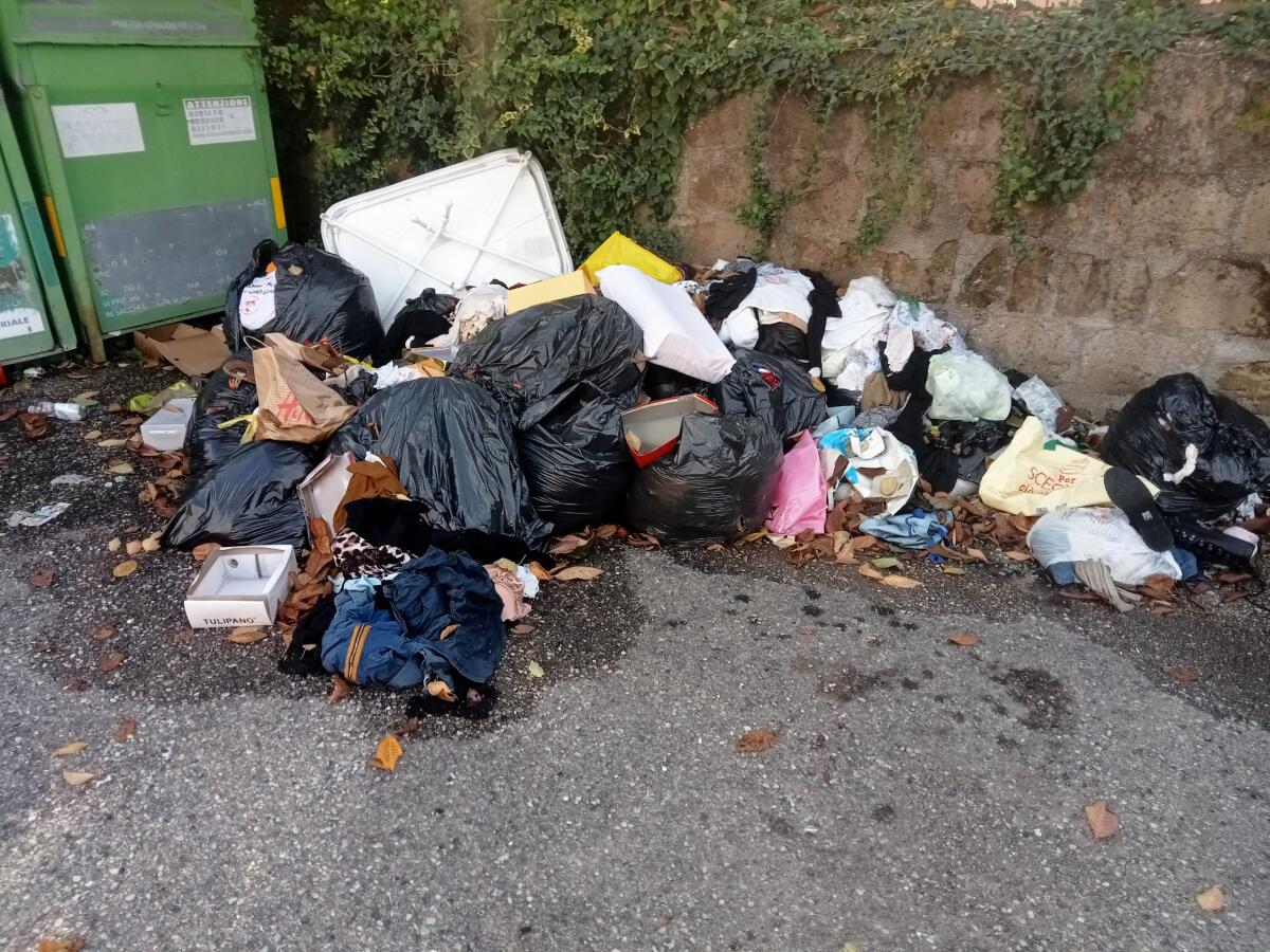 Cervinara. Discarica in via Einaudi a pochi metri dal Comune e davanti al Liceo Musicale. - 