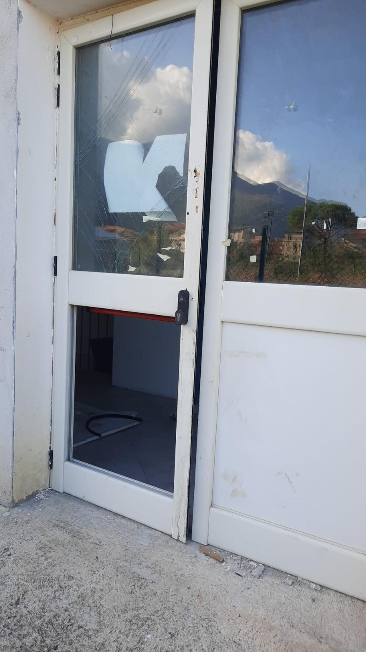 Cervinara. Al Palacaudim porta laterale ancora rotta, mentre si fanno i disegni sulla facciata. - 