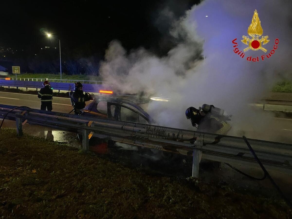Auto in transito in fiamme sull'A16 - 