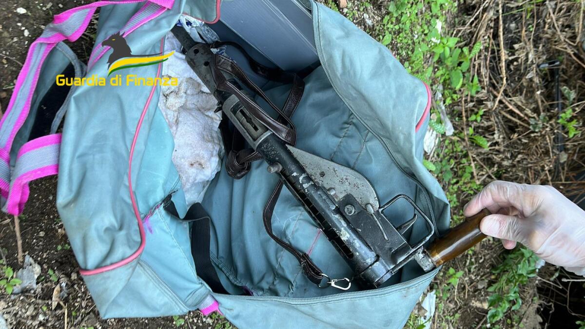 Sequestrata dalla Guardia di finanza una pistola mitragliatrice "Sten" - 
