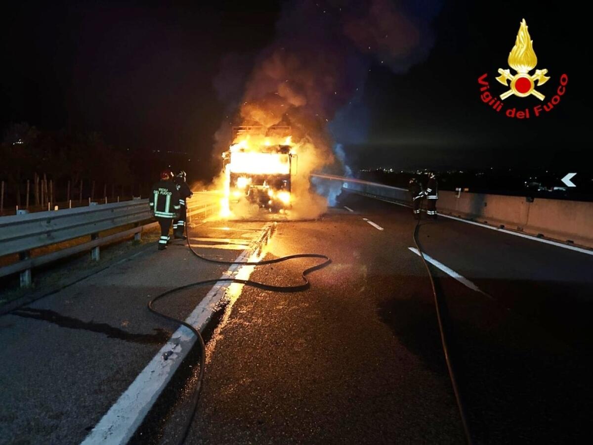 Autocarro in transito prende fuoco sull'A16 a Grottaminarda - 