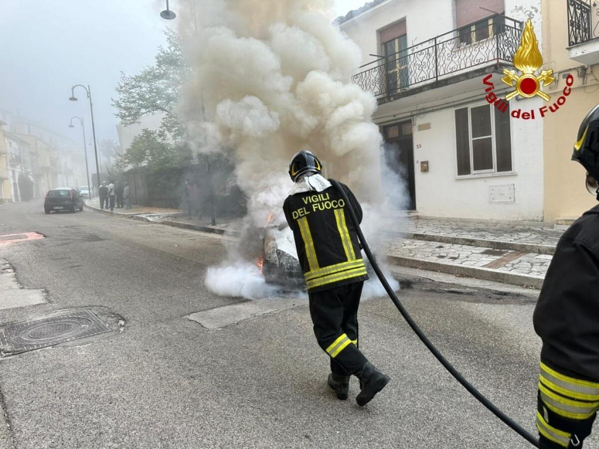 Auto in fiamme a Calitri, indagano i Carabinieri - 