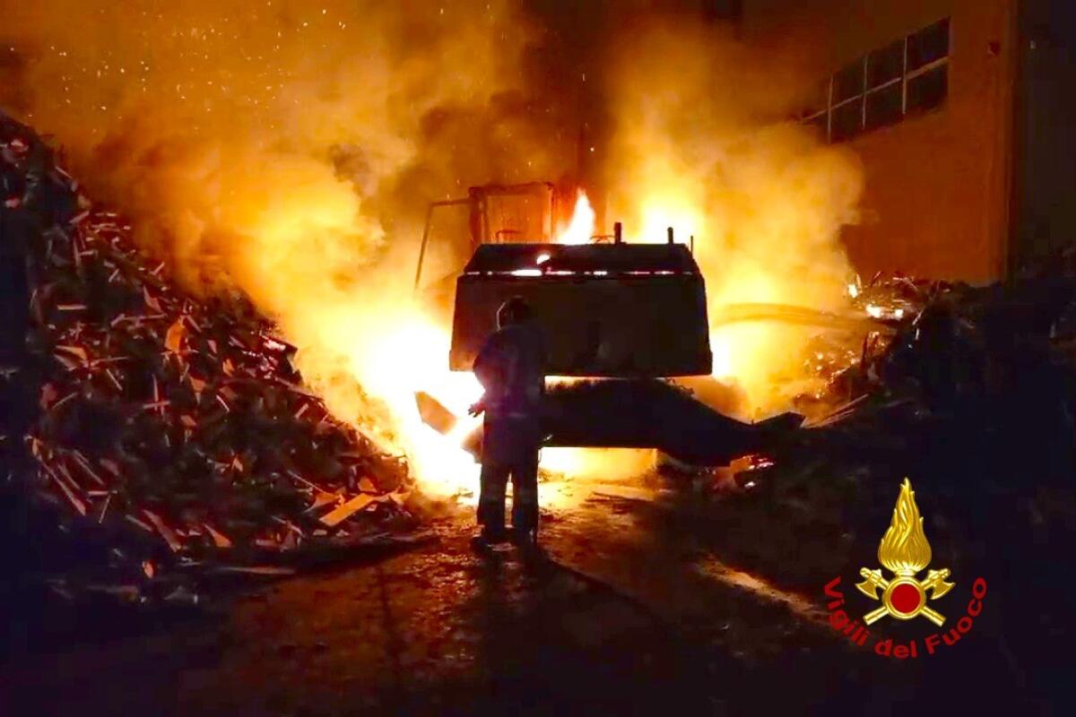 In fiamme mezzi meccanici azienda produzione pellet - 