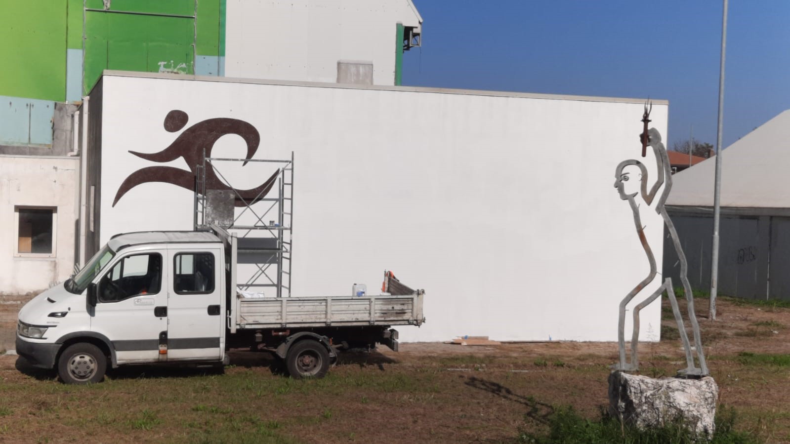 Cervinara. Al Palacaudim porta laterale ancora rotta, mentre si fanno i disegni sulla facciata.