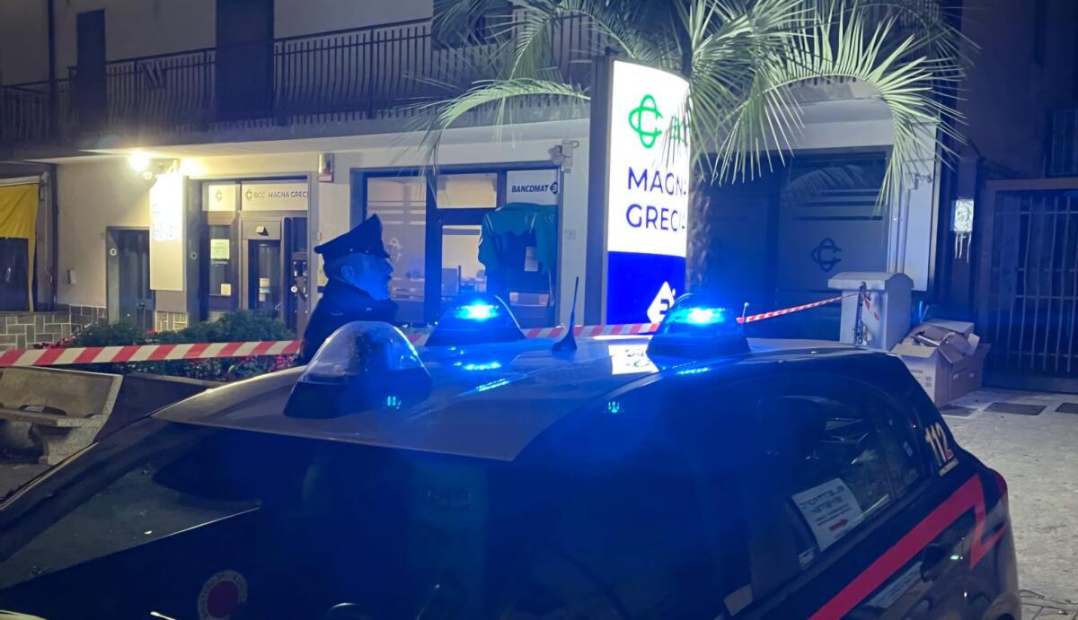 Calabritto. Fatto esplodere sportello ATM, indagano i Carabinieri. - 