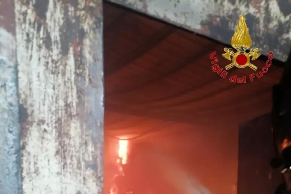 Incendio in un'azienda di traslochi di San Martino Valle Caudina - 