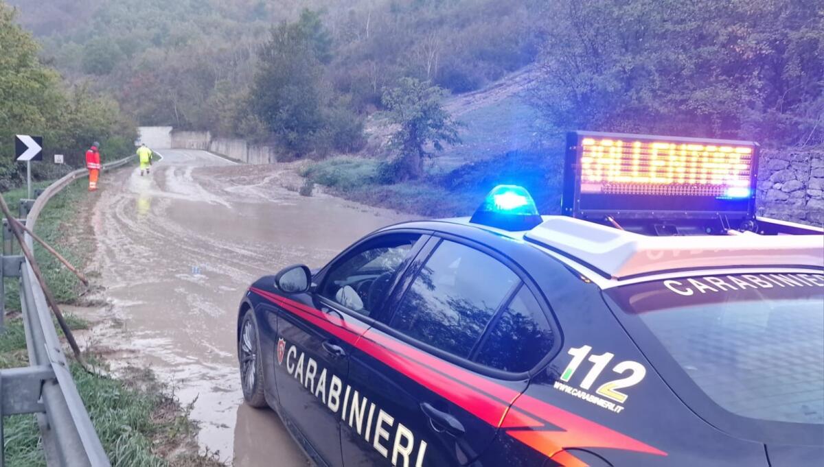 Interrotta da una frana la Statale 90 a Greci. - 