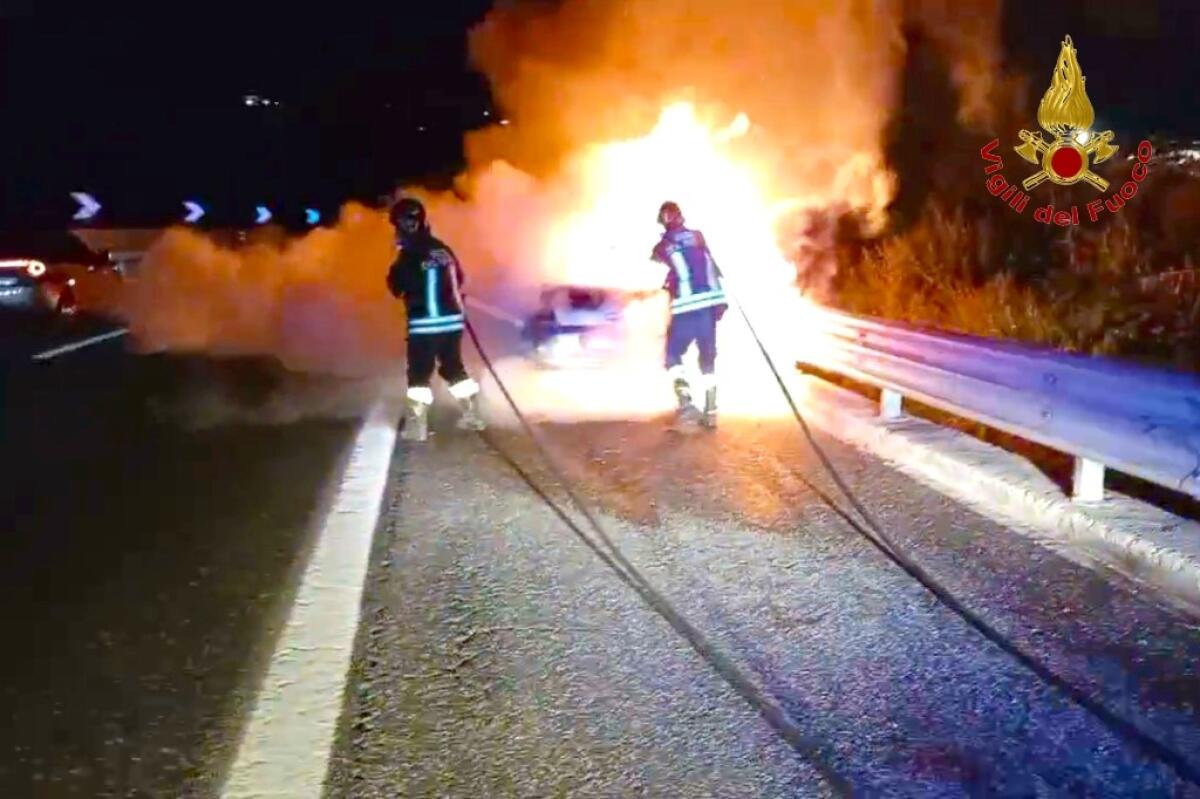 Paura per tre persone, l'auto prende fuoco - 