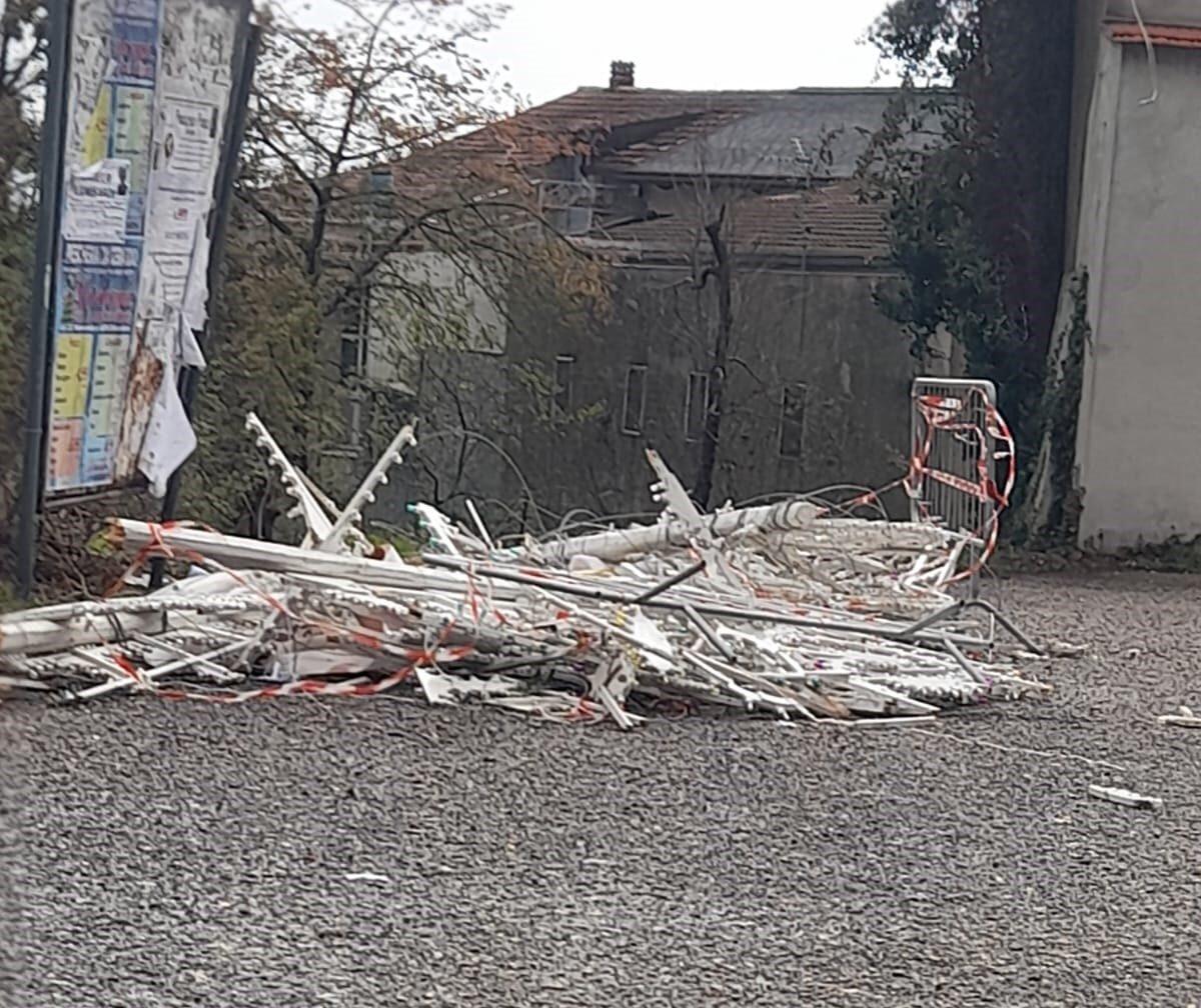 Cervinara. Il vento abbatte le luminarie montate a Joffredo per la Sagra della Castagna. - 
