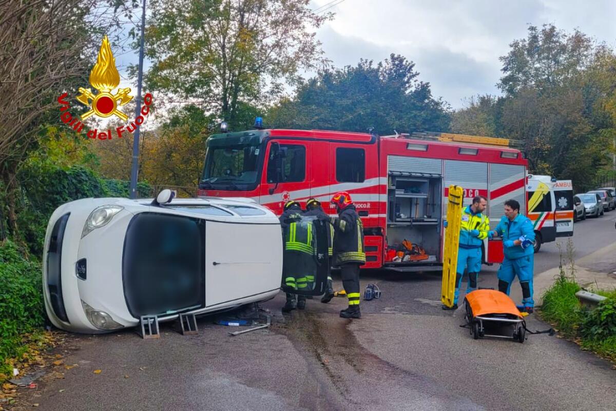Auto sbanda e si ribalta, ferito un 23enne - 