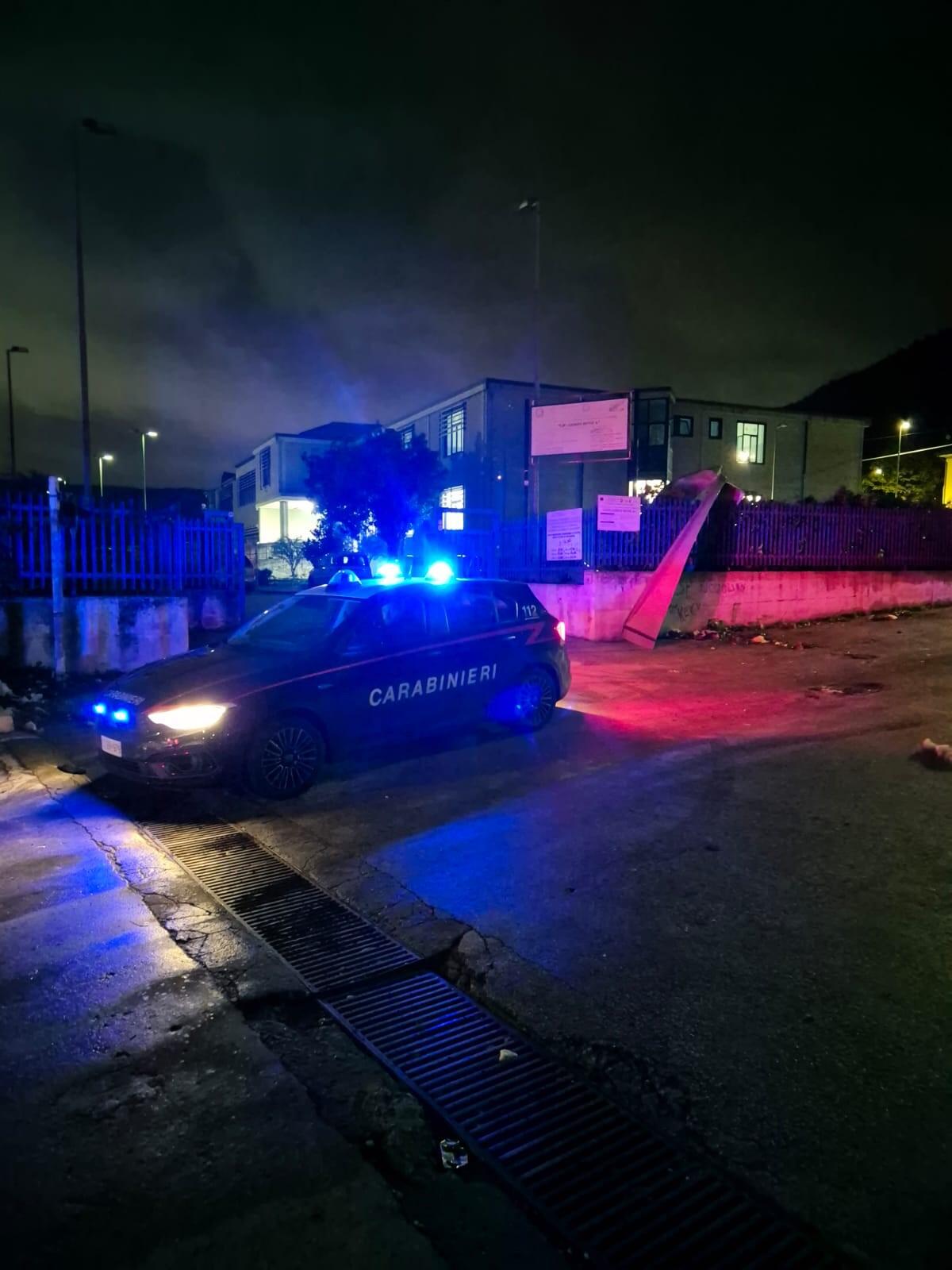 Divelte dal vento le lamiere del tetto dell'Alberghiero di Montoro, bloccate all'interno una ventina di persone. - 