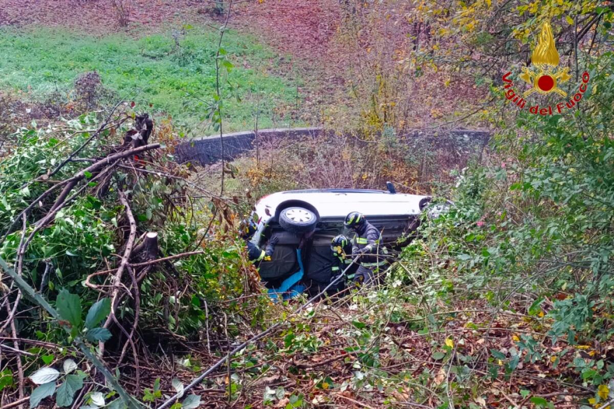 Sbanda con l'auto e finisce in una scarpata, paura per un 21enne. - 
