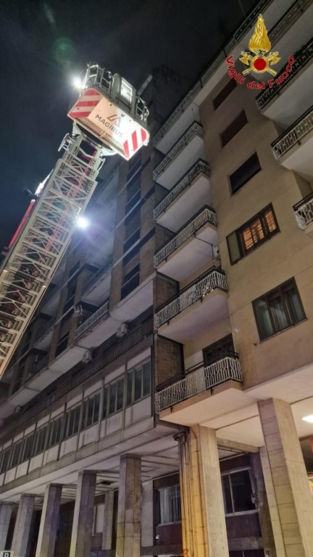 Minaccia con un coltello la sua compagna e i loro tre figli, momenti di paura ad Avellino - 