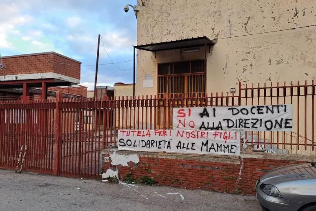 Prof aggredita, carabinieri davanti all'ingresso della scuola - 