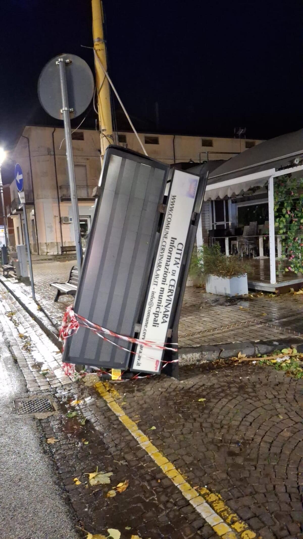 Cervinara. Abbattuto dal forte vento pannello informativo elettronico  in Via Roma - 