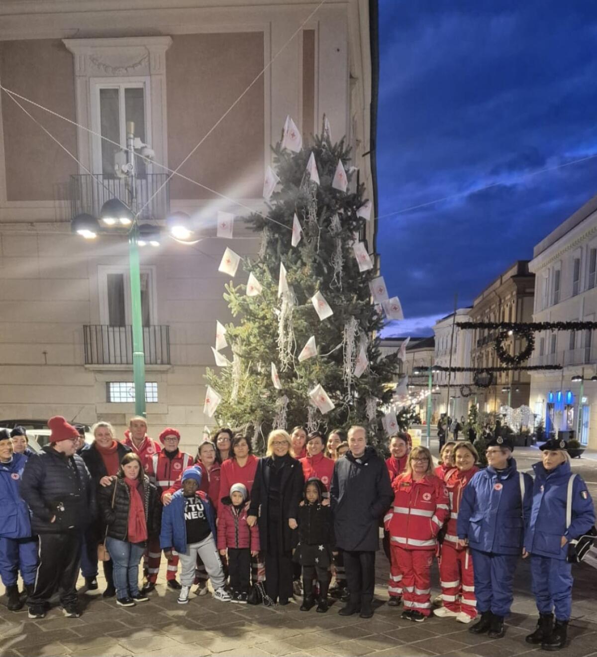 Comunità Montana del Fortore ha donato un imponente albero di Natale alla Croce Rossa Italiana. - 
