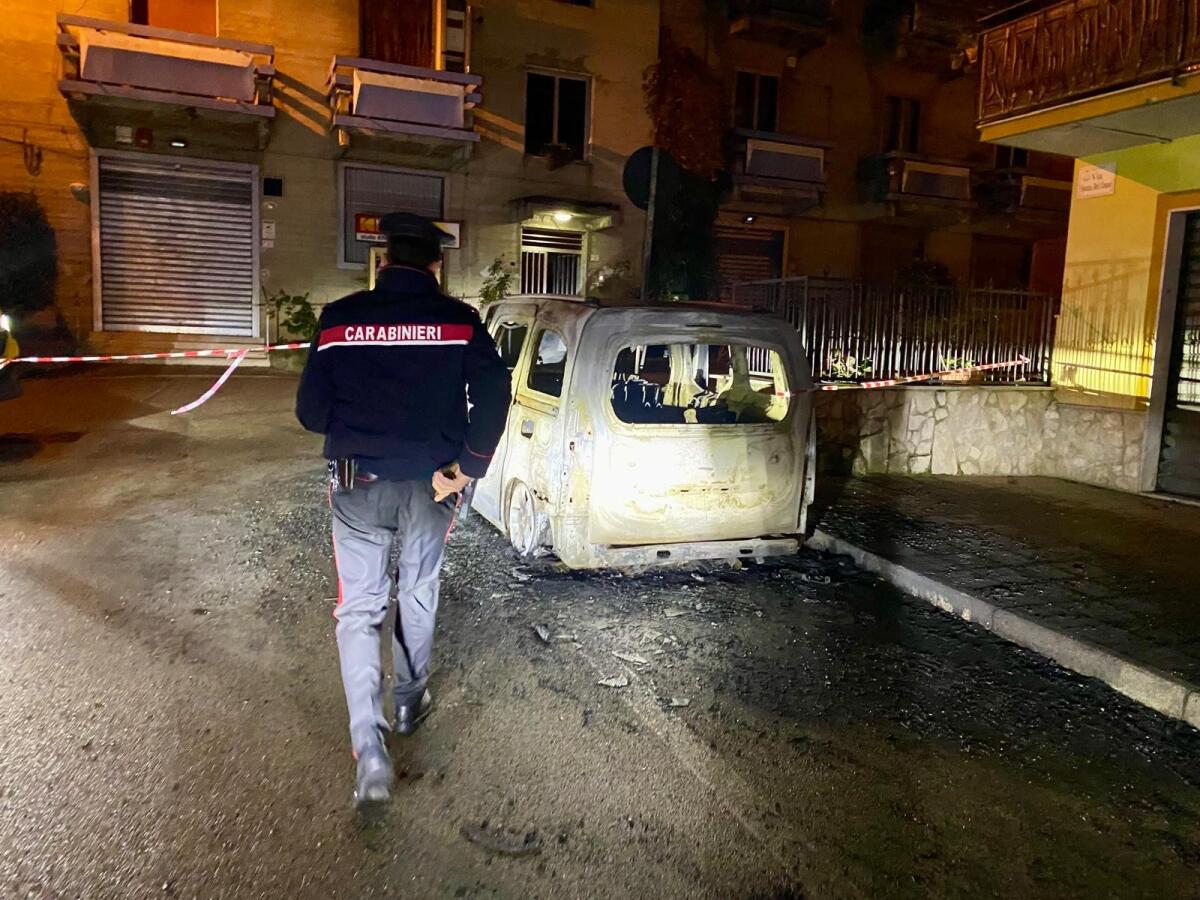 Solofra. A fuoco auto, indagano i Carabinieri. - 