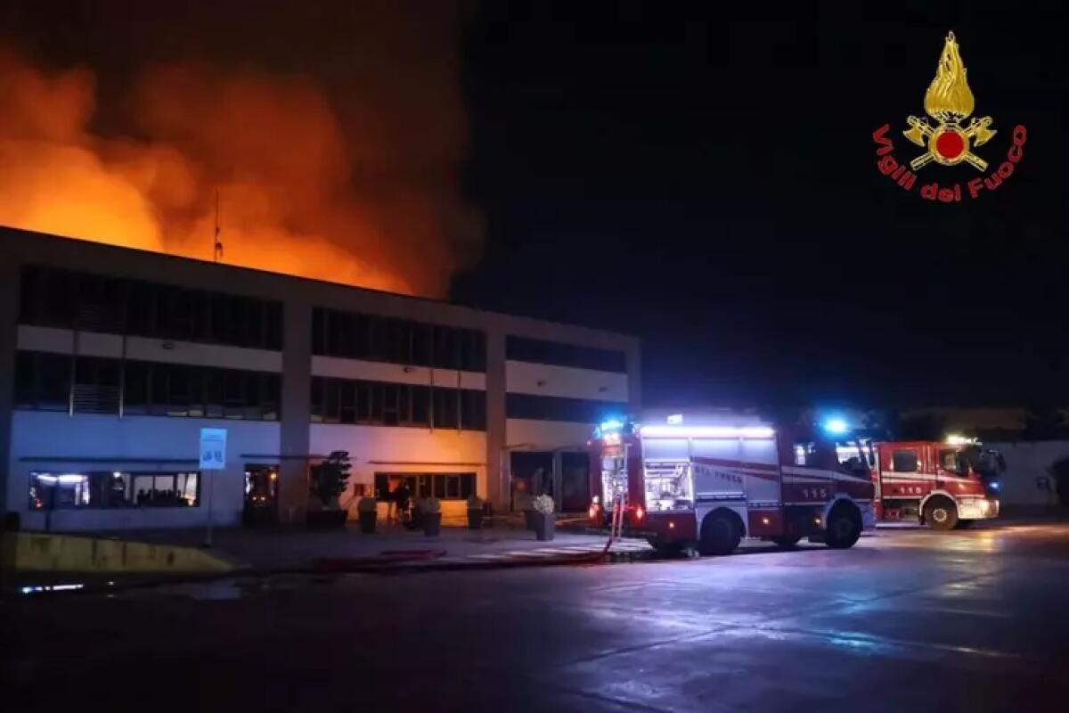 In fiamme capannone azienda servizi logistici - 