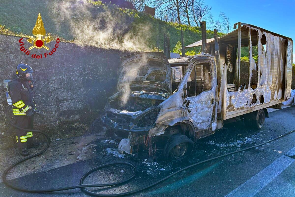Furgone in transito in fiamme sull'A16, in salvo il carico di divani. - 