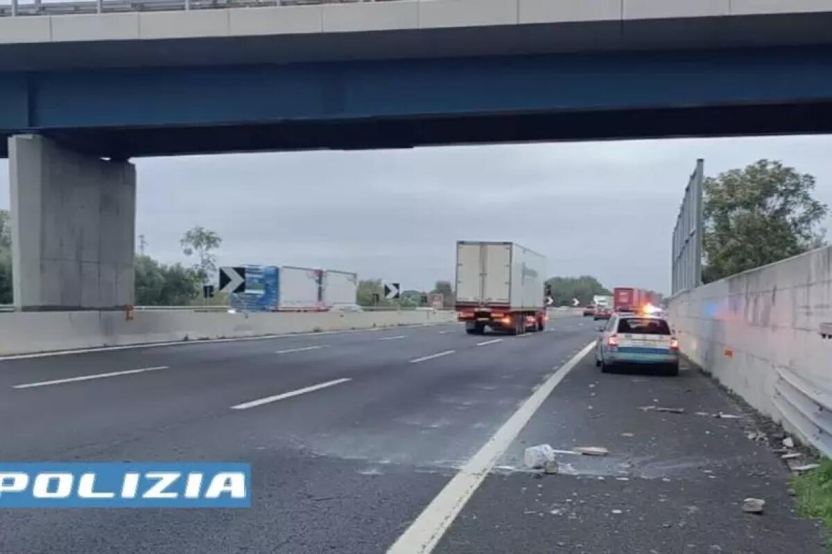 Sassi contro auto da cavalcavia sulla A1, identificati 4 minori - 