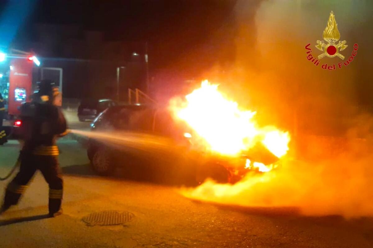 Capriglia I. Auto in sosta in fiamme, danneggiata anche un'altra auto - 
