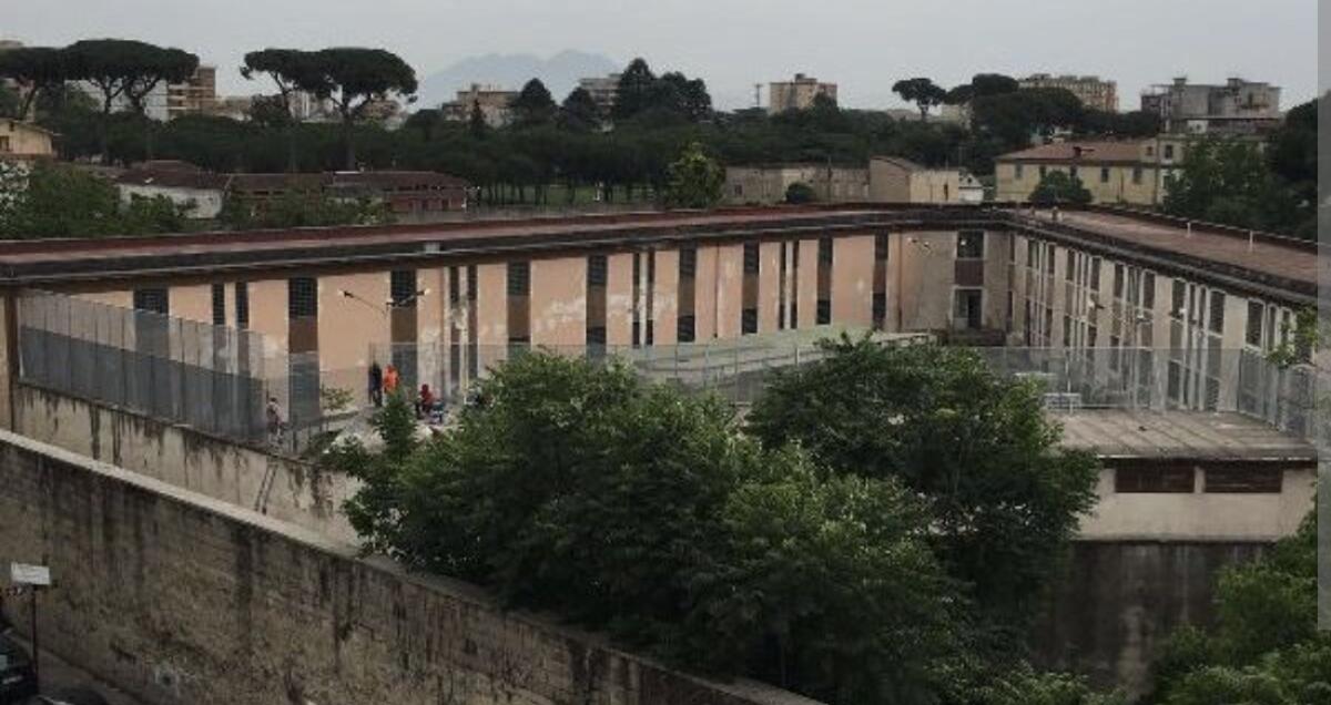 Aversa, carcere nel caos. Resa dei conti tra detenuti, celle devastate - 