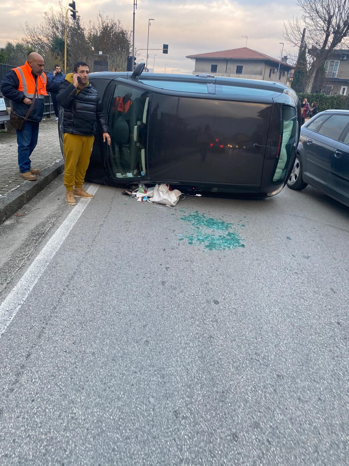 Cervinara. Auto si ribalta in via Variante, paura per una donna al volante - 