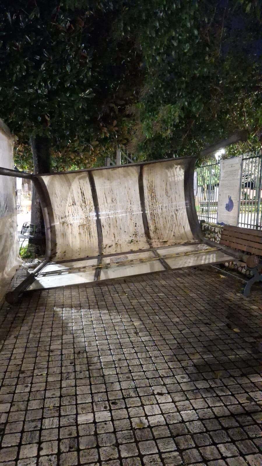 Cervinara. Abbattuto dal forte vento pannello informativo elettronico  in Via Roma