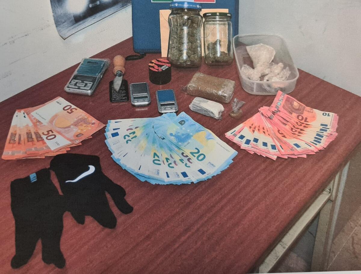 Spaccio di sostanze stupefacenti, 19enne in manette: sequestrati 200 grammi di marijuana e 1540 euro - 
