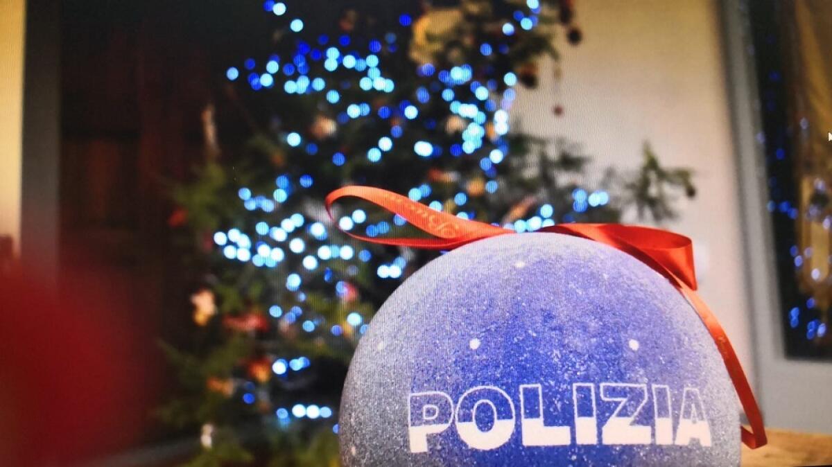 La Questura di Avellino dona una palla di Natale della Polizia di Stato per il progetto "Il Pino Irpino" - 