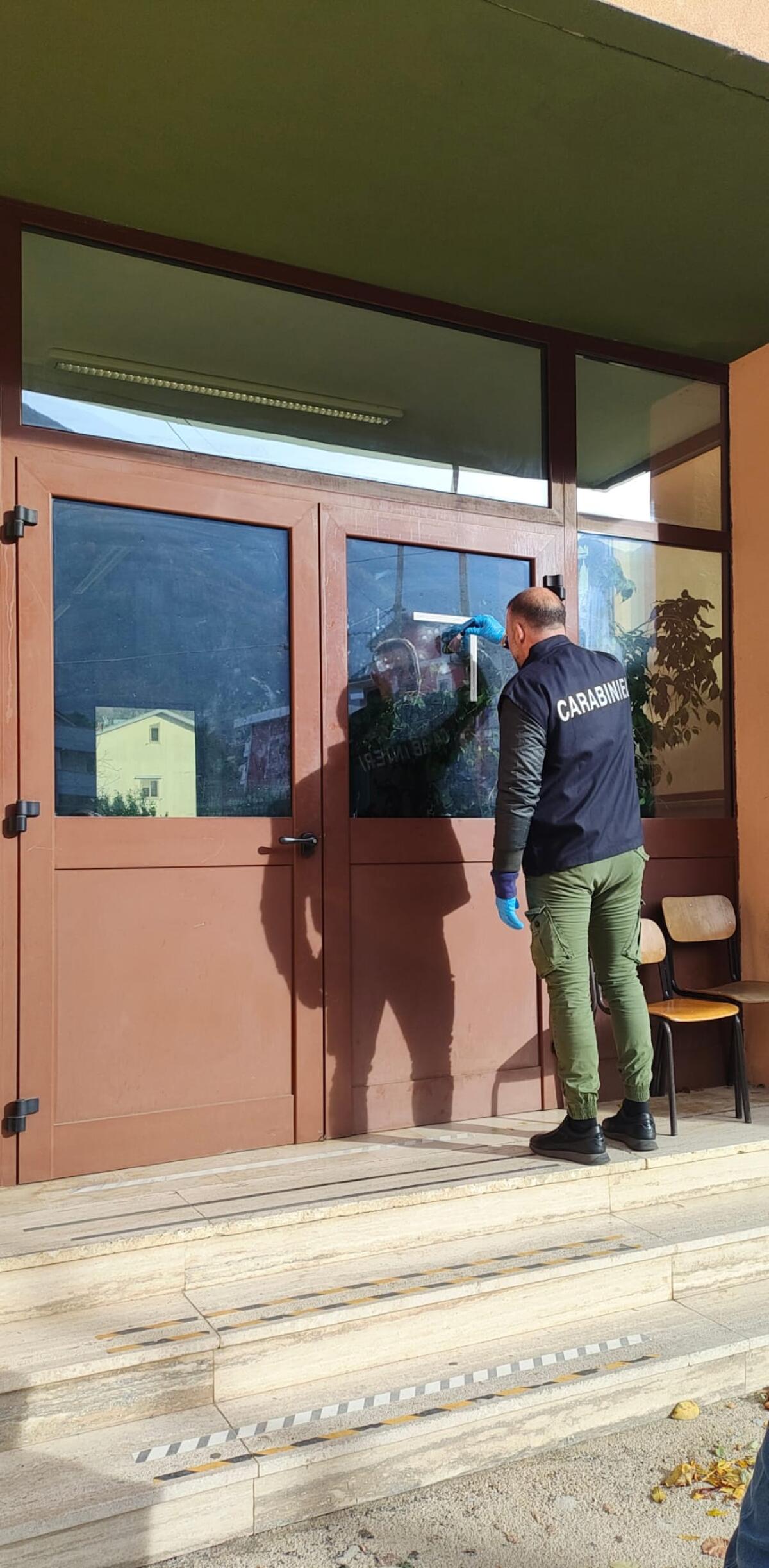 Ladri in azione a Solofra, portati via Pc dal Comprensivo "F.Guarini" - 