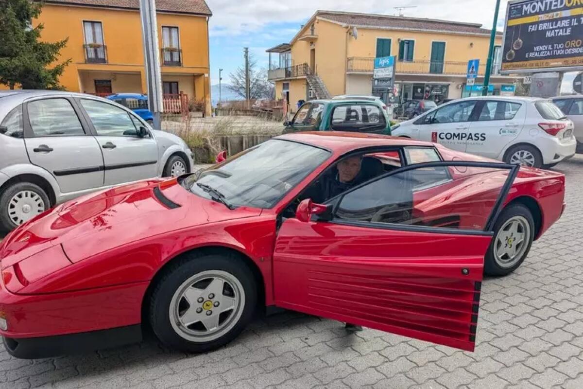Dopo 32 anni torna in possesso della Ferrari Testarossa che aveva venduto ad un cattivo pagatore - 